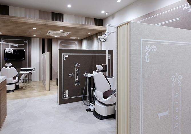 木目と図書館をモチーフにした院内の様子