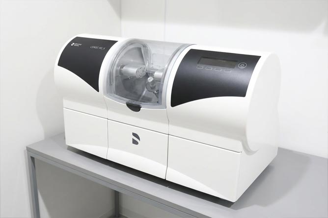 最短1日で白い歯を作製するセレック（CEREC）ミリングマシン