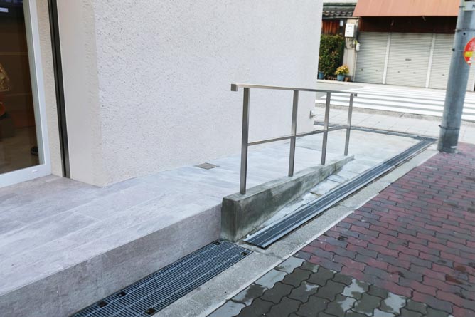 医院入り口の手すり付きスロープ