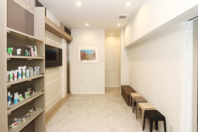 待合スペースとケア用品のディスプレイ