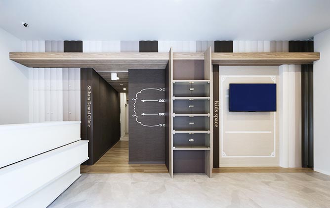 図書館をイメージした内装