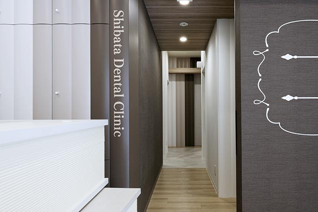 しばた歯科の受付から診察室への通路