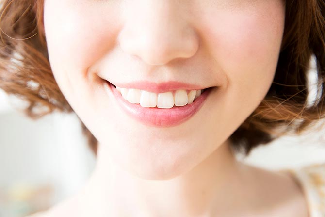 女性と子供が笑顔の写真